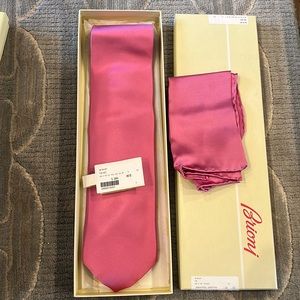 NWT pink silk brioni tie with pocket square.
